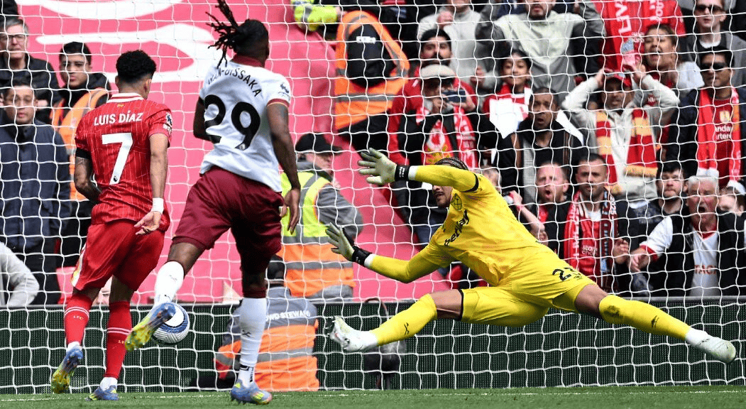 爱游戏官网-曼联客场失利，欧战席位再遭威胁