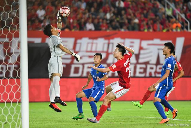 场上精彩瞬间：中超球员展现超凡技艺，赢得观众喝彩的简单介绍