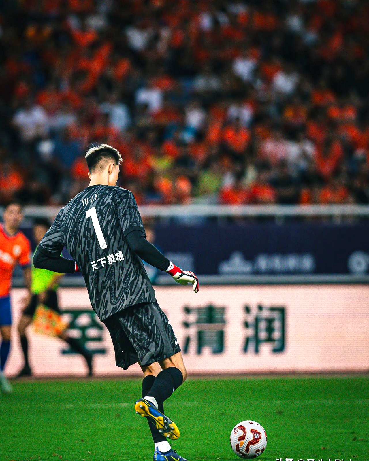 关于中国足球队备战全面铺开，士气高昂备受期待的信息